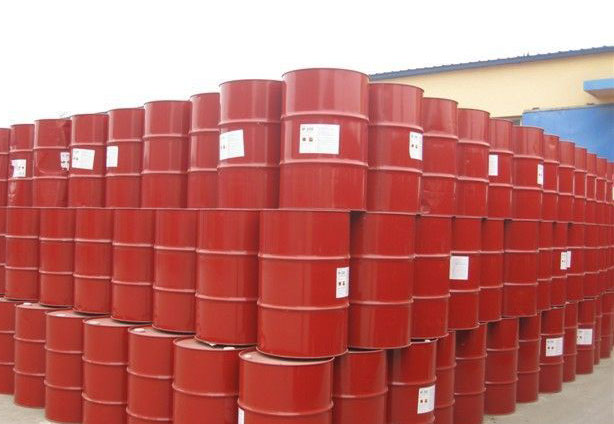 噴涂型聚氨酯包括用底漆及合成樹脂等直接噴涂及發(fā)泡聚氨酯噴涂?jī)刹糠帧Ｓ玫灼峒昂铣蓸渲苯訃娡康闹饕糜诜栏湍?、密封、保溫等，特點(diǎn)在于耐磨性好、抗沖蝕磨損性優(yōu)良、噴涂涂層從25μ到數(shù)毫米可一次噴涂成型且不產(chǎn)生掛流現(xiàn)象。