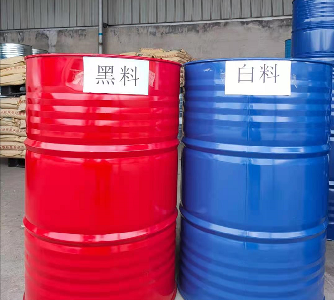 噴涂硬泡聚氨酯以聚氨酯黑料(聚合MDI)、順達白料(組合聚醚)為雙組分。按照質(zhì)量比1:1的比例，通過高壓無氣噴槍自動混合均勻，然后以氣霧的形式高速噴涂，由于其優(yōu)異的自粘接性能，最終在被噴涂面上形成均勻、細膩的泡沫體