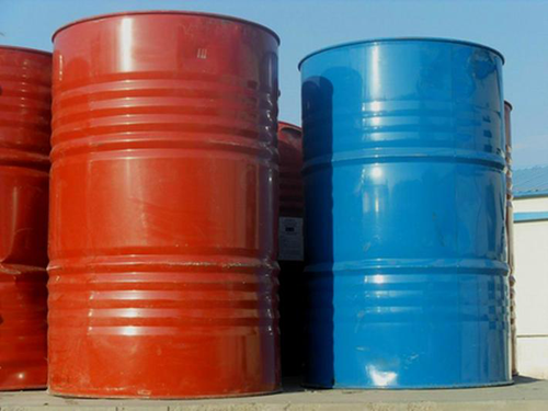 噴涂硬泡聚氨酯以聚氨酯黑料(聚合MDI)、順達白料(組合聚醚)為雙組分。按照質(zhì)量比1:1的比例，通過高壓無氣噴槍自動混合均勻，然后以氣霧的形式高速噴涂，由于其優(yōu)異的自粘接性能，最終在被噴涂面上形成均勻、細膩的泡沫體