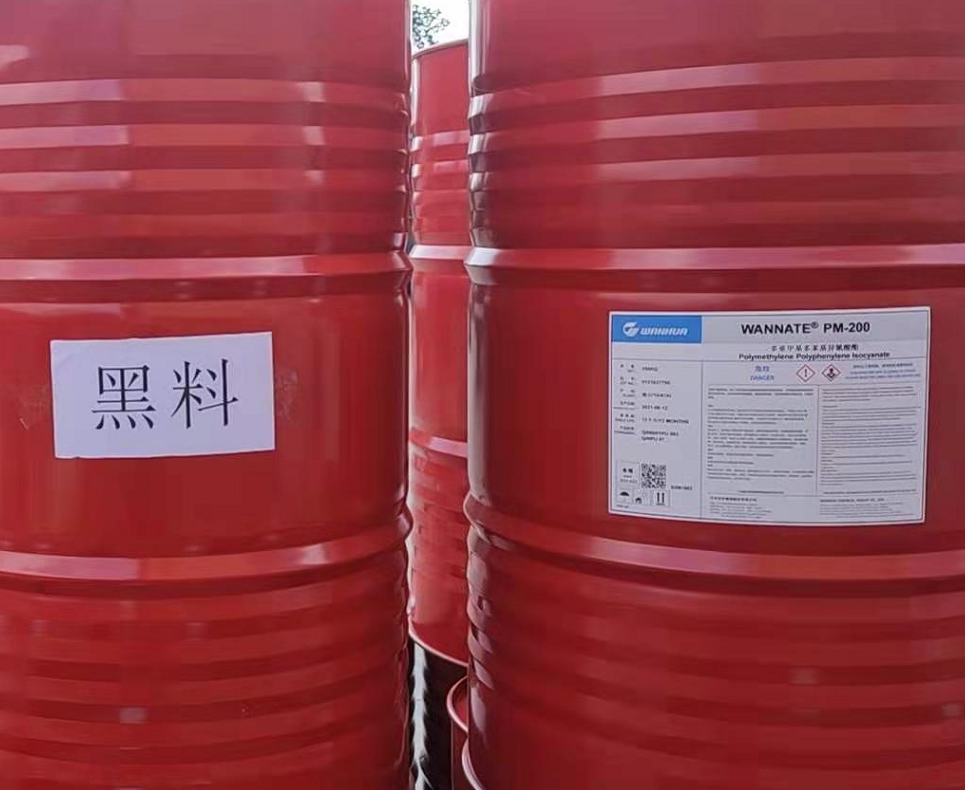 噴涂硬泡聚氨酯以聚氨酯黑料(聚合MDI)、順達白料(組合聚醚)為雙組分。按照質(zhì)量比1:1的比例，通過高壓無氣噴槍自動混合均勻，然后以氣霧的形式高速噴涂，由于其優(yōu)異的自粘接性能，最終在被噴涂面上形成均勻、細膩的泡沫體