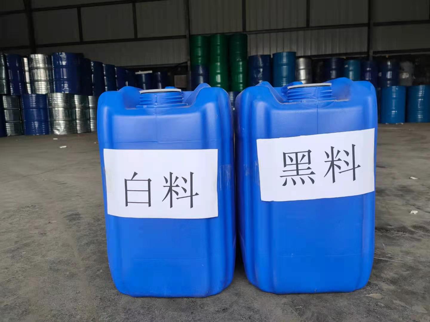 噴涂硬泡聚氨酯以聚氨酯黑料(聚合MDI)、順達白料(組合聚醚)為雙組分。按照質(zhì)量比1:1的比例，通過高壓無氣噴槍自動混合均勻，然后以氣霧的形式高速噴涂，由于其優(yōu)異的自粘接性能，最終在被噴涂面上形成均勻、細膩的泡沫體