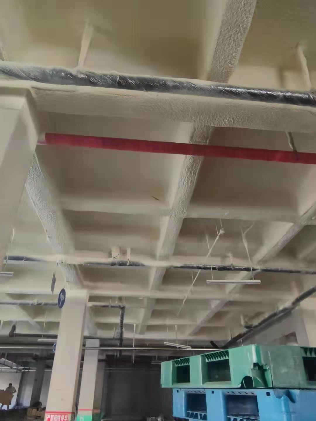 小型冷庫的地面保溫的做法比較簡單,因為小型冷庫對于冷庫物品的承重沒有特殊的要求,通常采用跟墻面保溫相同的聚氨酯冷庫板,也就是我們常說的六面體保溫(頂部+底部+四周墻面)。