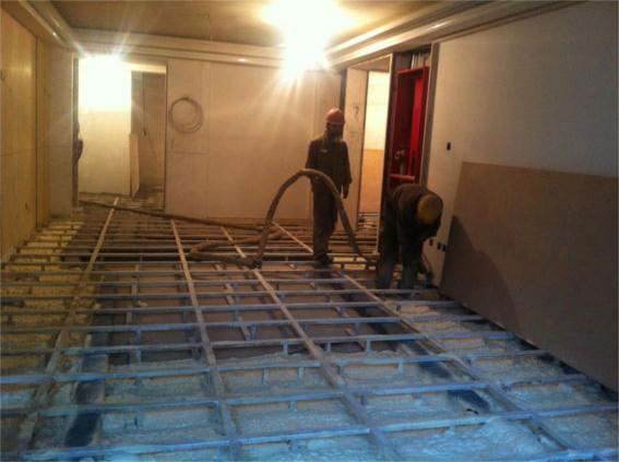 采用高壓無氣噴涂機(jī)現(xiàn)場直接發(fā)泡成型工藝,使屋面防水保溫一體化,形成的防水保溫層連續(xù)無接縫,具有保溫效果優(yōu)異、粘接性能好、強(qiáng)度高、抗?jié)B透性強(qiáng)和耐老化性能優(yōu)異等特點(diǎn)。