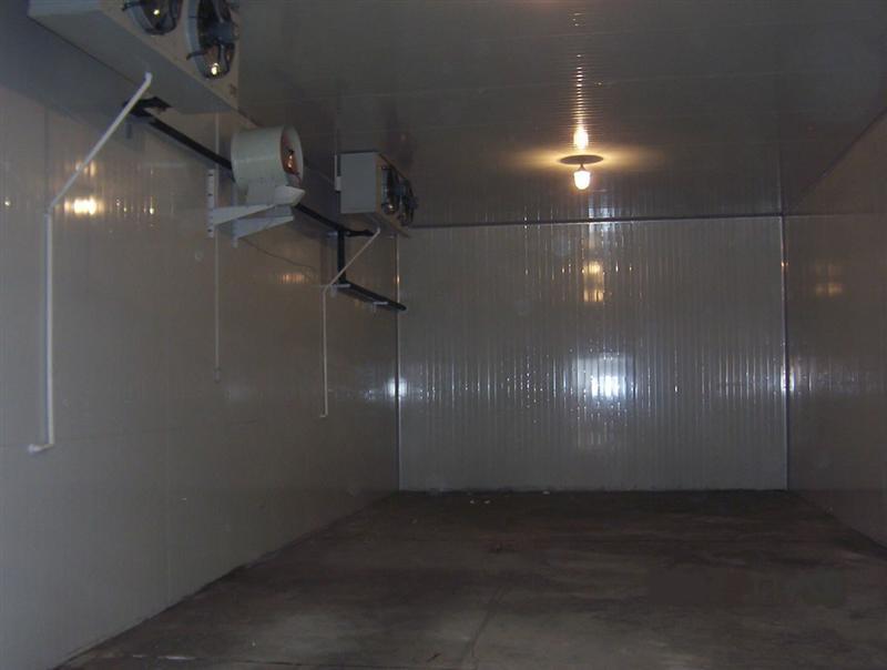 小型冷庫的地面保溫的做法比較簡單,因為小型冷庫對于冷庫物品的承重沒有特殊的要求,通常采用跟墻面保溫相同的聚氨酯冷庫板,也就是我們常說的六面體保溫(頂部+底部+四周墻面)。