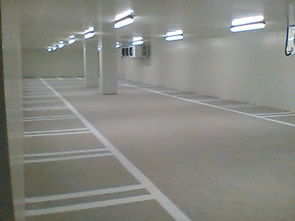 小型冷庫的地面保溫的做法比較簡單,因為小型冷庫對于冷庫物品的承重沒有特殊的要求,通常采用跟墻面保溫相同的聚氨酯冷庫板,也就是我們常說的六面體保溫(頂部+底部+四周墻面)。