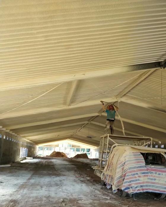 噴涂硬泡聚氨酯以聚氨酯黑料(聚合MDI)、順達白料(組合聚醚)為雙組分。按照質(zhì)量比1:1的比例，通過高壓無氣噴槍自動混合均勻，然后以氣霧的形式高速噴涂，由于其優(yōu)異的自粘接性能，最終在被噴涂面上形成均勻、細膩的泡沫體