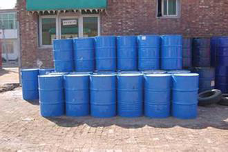 噴涂硬泡聚氨酯以聚氨酯黑料(聚合MDI)、順達(dá)白料(組合聚醚)為雙組分。按照質(zhì)量比1:1的比例，通過(guò)高壓無(wú)氣噴槍自動(dòng)混合均勻，然后以氣霧的形式高速噴涂，由于其優(yōu)異的自粘接性能，最終在被噴涂面上形成均勻、細(xì)膩的泡沫體。