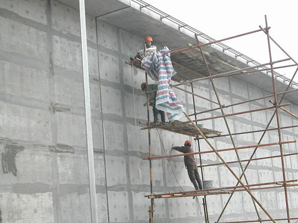 冷庫的墻、柱、樓板等主體采用砌塊、鋼筋混凝土結(jié)構(gòu),冷庫墻體內(nèi)側(cè)粘貼保溫層,保溫層兩 側(cè)需做防潮隔汽層,內(nèi)側(cè)再做土建防護層。